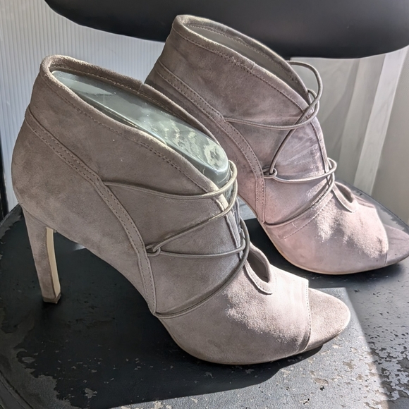 BCBG Dark Stone Suede Pumps 9M Open Toe Corrina - Picture 3 of 10